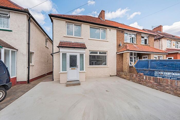 3 Bedroom Semi-Detached House To Rent In Hanover Circle, Hayes, UB3