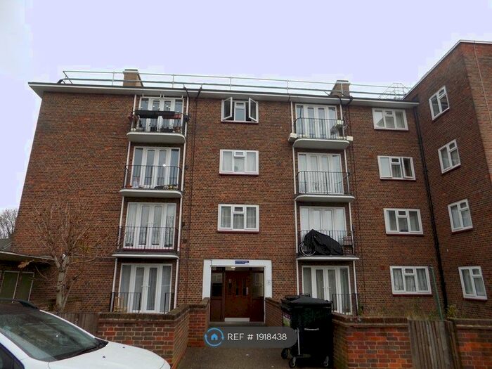 3 Bedroom Flat To Rent In Turner Avenue, London, N15