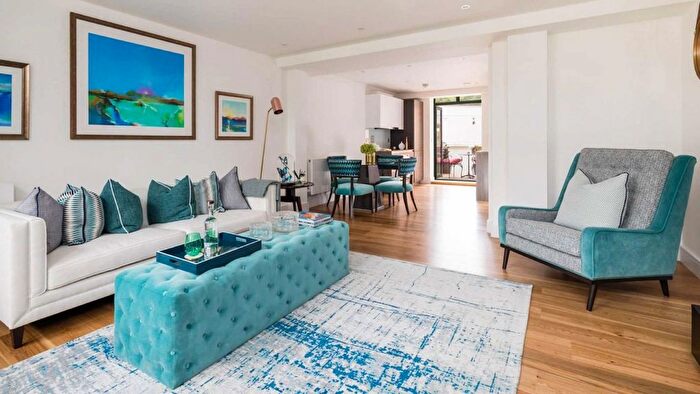 2 Bedroom Flat For Sale In Metropolitan Crescent, Clapham, SW4