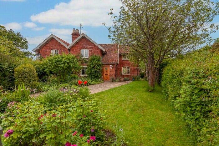 3 Bedroom Semi-Detached House For Sale In Sandy Lane, IP13