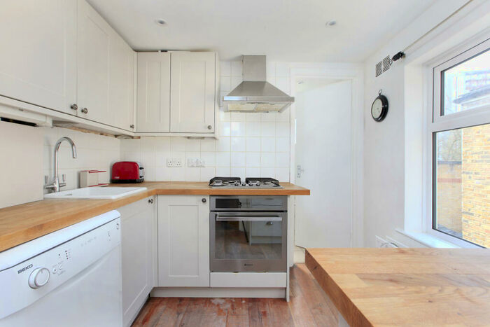 2 Bedroom Flat To Rent In Vicarage Crescent, Battersea, London, SW11