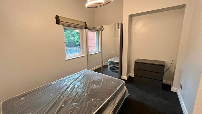 2 Bedroom Apartment To Rent In Broomfield Crescent, Leeds, LS6