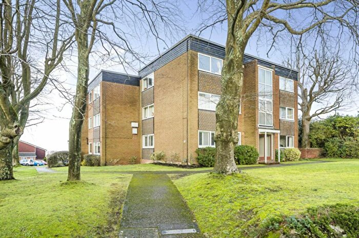 1 Bedroom Flat For Sale In Rossiter Lodge, Rosetrees, Guildford, Surrey, GU1