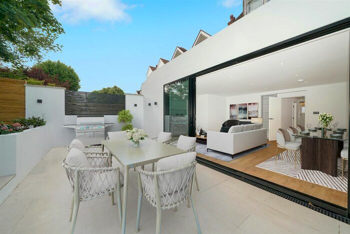 3 Bedroom Flat To Rent In Brondesbury Park, London, NW2