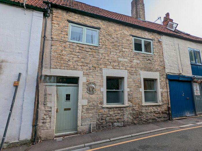 3 Bedroom Property To Rent In Church Street, Frome, BA11