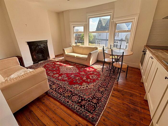 3 Bedroom Flat To Rent In Ballards Lane, Finchley, N12