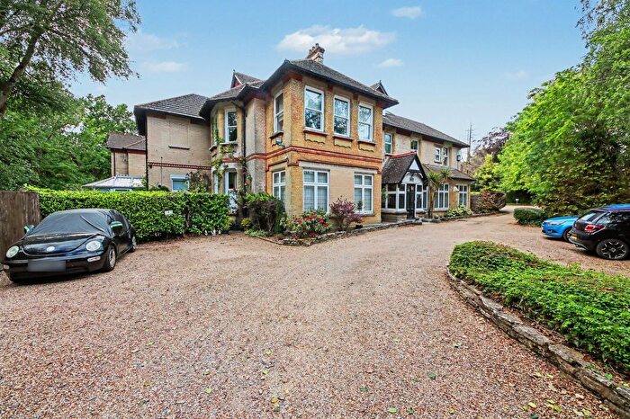 2 Bedroom Flat For Sale In Midanbury Lane, Bitterne Park, SO18