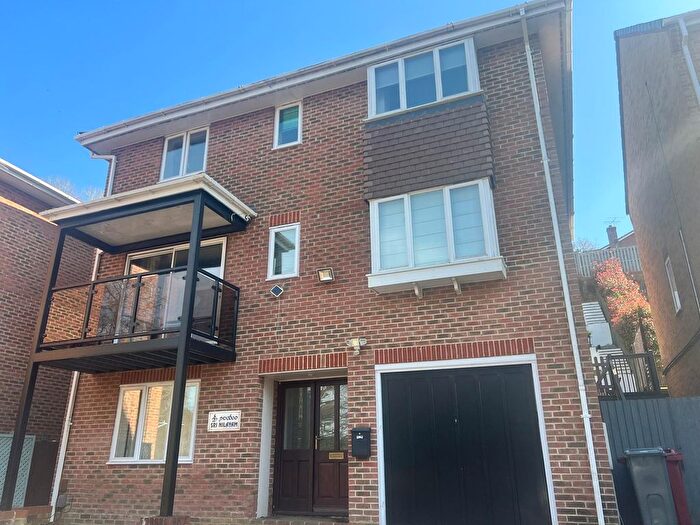 5 Bedroom Detached House To Rent In Glenrhondda, Emmer Green, Reading, RG4