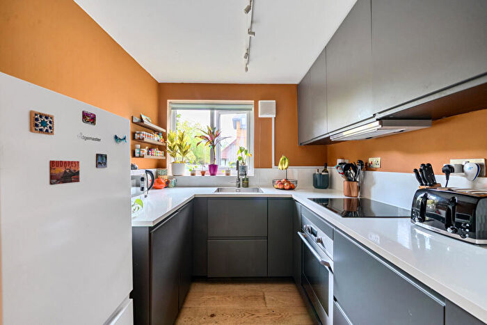 1 Bedroom Apartment For Sale In Linwood Close, London, SE5