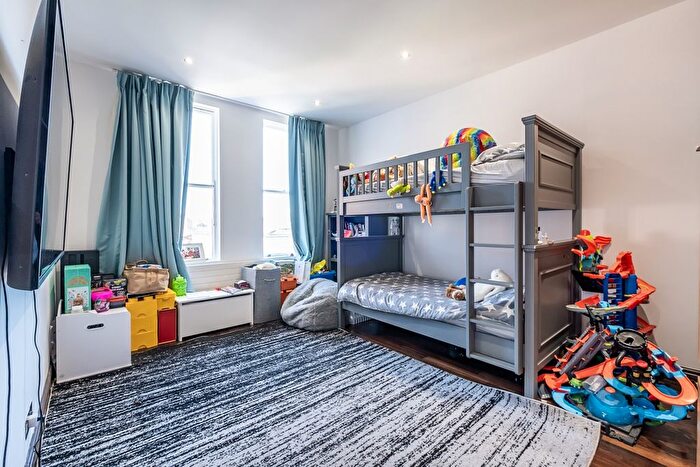 3 Bedroom Flat To Rent In Marloes Road, London, W8