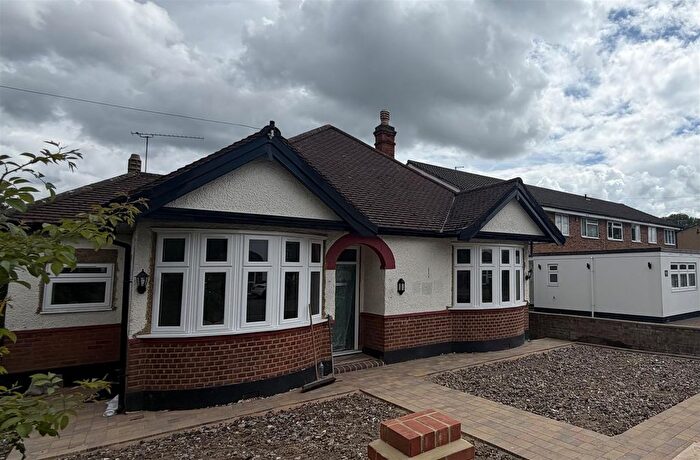 3 Bedroom Detached Bungalow To Rent In Forest Side, Chingford, E4
