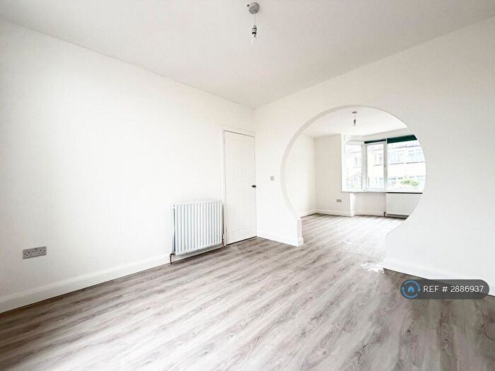 5 Bedroom Semi-Detached House To Rent In Jubilee Road, Aldershot, GU11