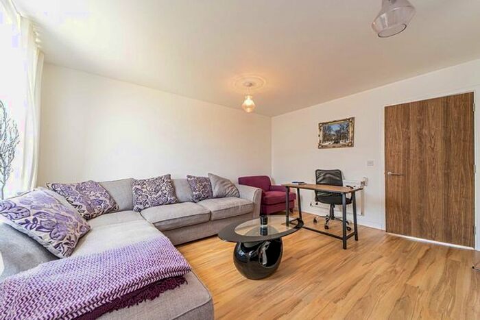2 Bedroom Flat To Rent In Tewkesbury Road, London W13
