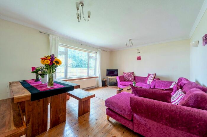 2 Bedroom Flat To Rent In Hook Road, Surbiton, KT6
