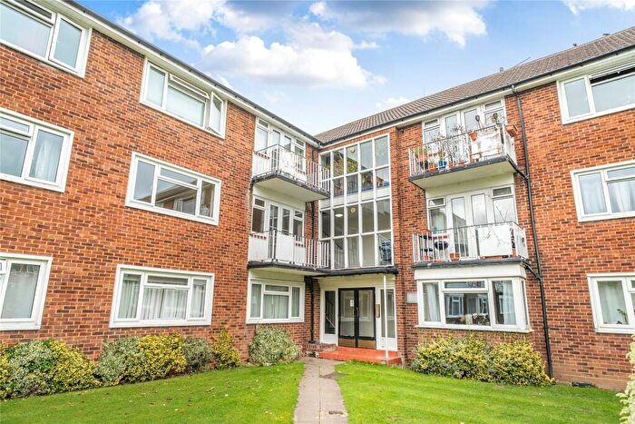 3 Bedroom Flat For Sale In Lovelace Gardens, Surbiton, KT6