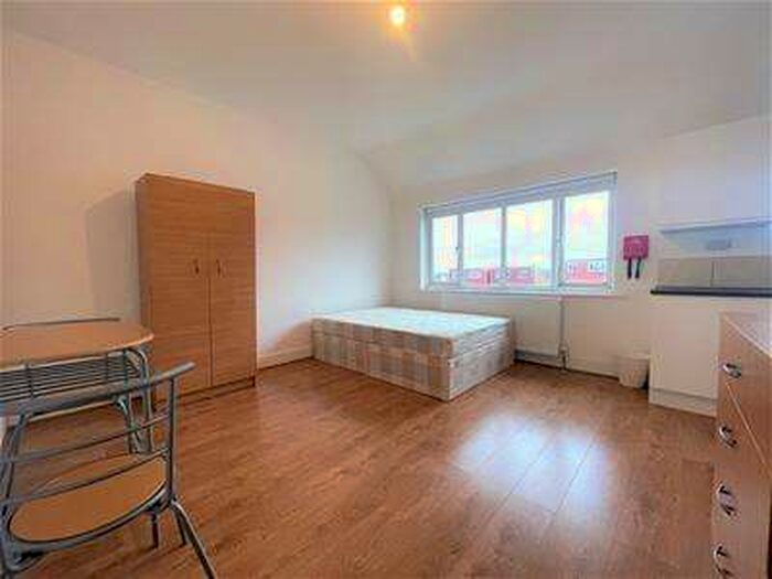1 Bedroom Studio Flat To Rent In Paddock Road, Neasden, London, NW2
