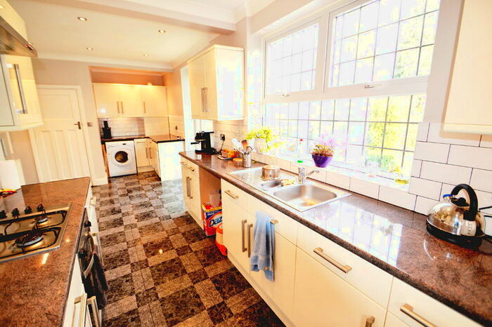 4 Bedroom Detached House To Rent In Middleton Crescent, Beeston, NG9