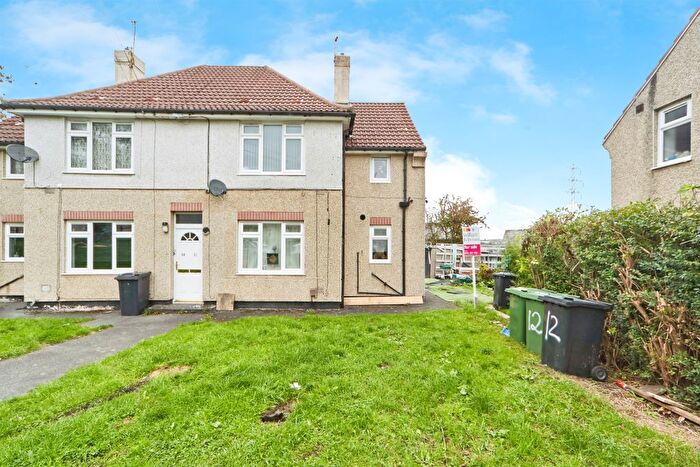 1 Bedroom Flat For Sale In Wyther Park Close, Leeds, LS12