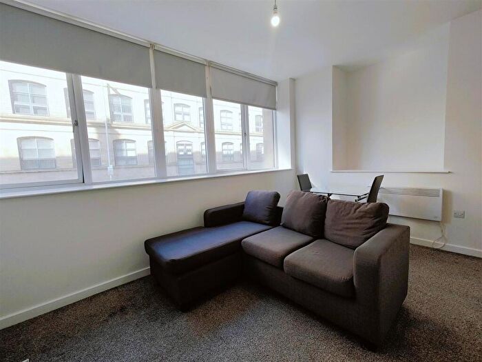 Flat To Rent In Canal Road, Bradford, BD1