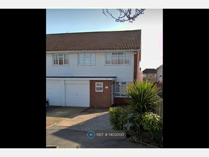 4 Bedroom Semi-Detached House To Rent In Fairthorne Gardens, Gosport, PO12