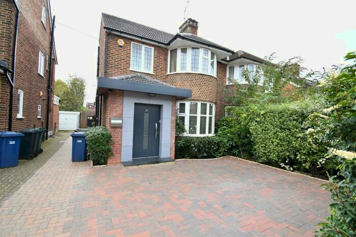 4 Bedroom Semi-Detached House To Rent In Linkside, Woodside Park, N12
