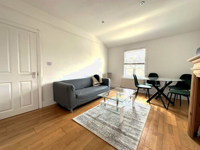 2 Bedroom Flat To Rent In Coningham Road, Shepherds Bush, London, W12