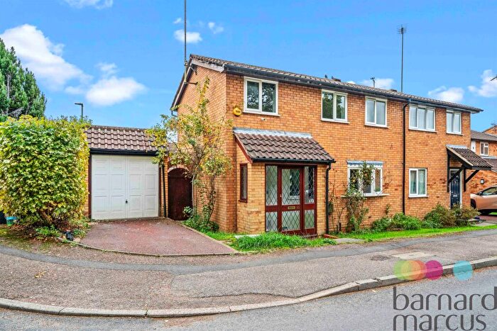 3 Bedroom Semi-Detached House For Sale In Marshalls Close, London, N11