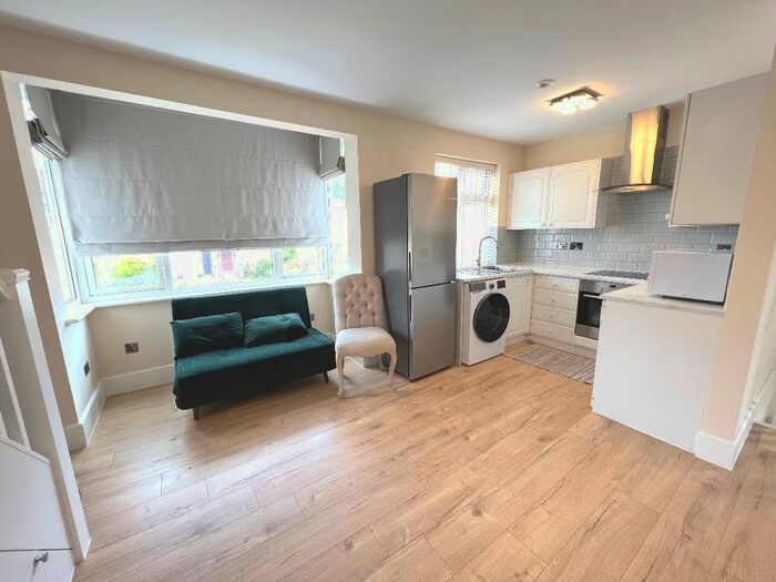 2 Bedroom Flat To Rent In Devonshire Crescent, London, NW7