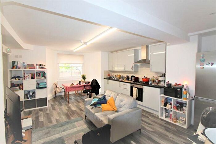 3 Bedroom Flat To Rent In Bow Road, London, E3