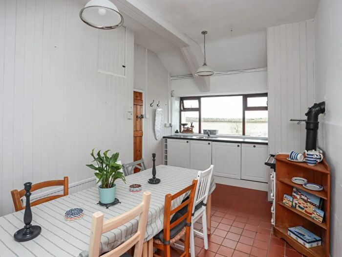 4 Bedroom Detached House To Rent In Burwen, LL68