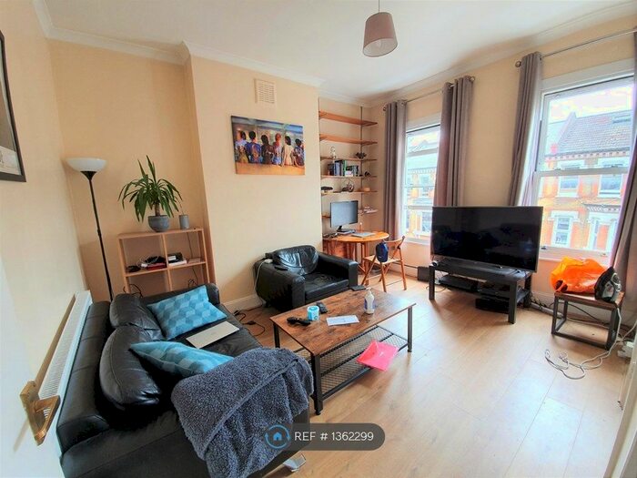 2 Bedroom Flat To Rent In Tremadoc Road, London, SW4