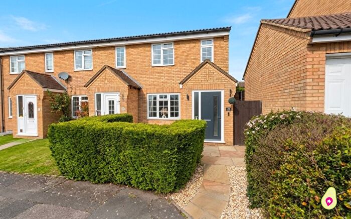 3 Bedroom End Terrace House For Sale In Appletree Way, Sandhurst, GU47