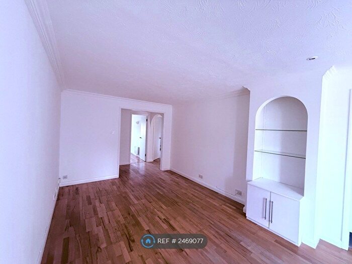 2 Bedroom Flat To Rent In Richards Close, Bushey, WD23