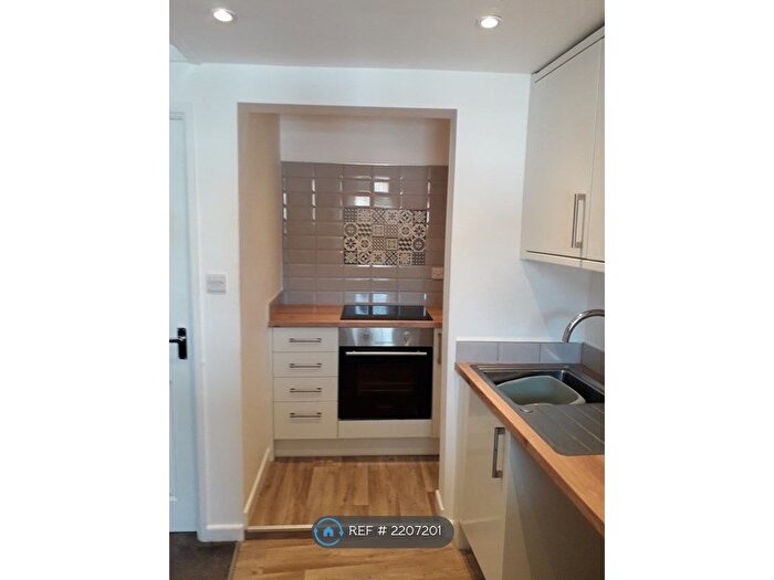 2 Bedroom Flat To Rent In High Street, Crediton, EX17