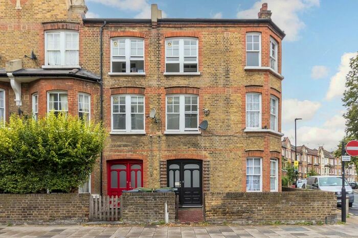 3 Bedroom Flat To Rent In Bedford Road, London, SW4