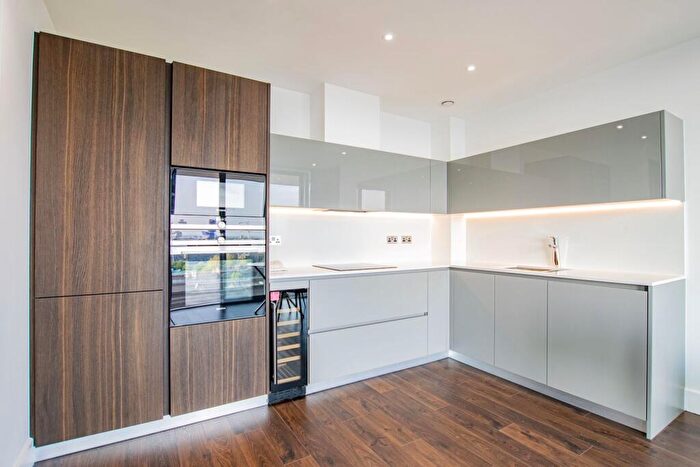 1 Bedroom Flat To Rent In Piazza Walk, E1