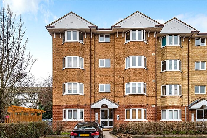 2 Bedroom Flat To Rent In Varsity Drive, Twickenham, TW1