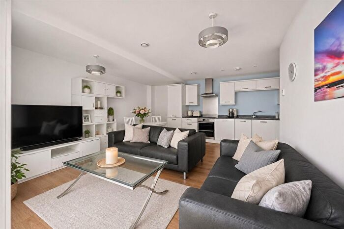 2 Bedroom Flat For Sale In Banister Road, London, W10