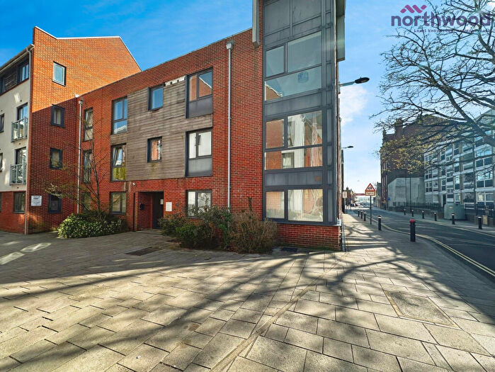 2 Bedroom Flat To Rent In French Court, Castle Way, SO14