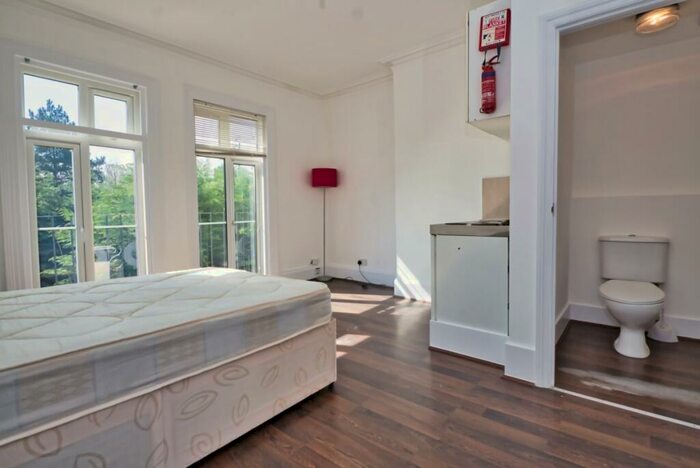 Flat To Rent In Kenton Road, Harrow On The Hill, HA1