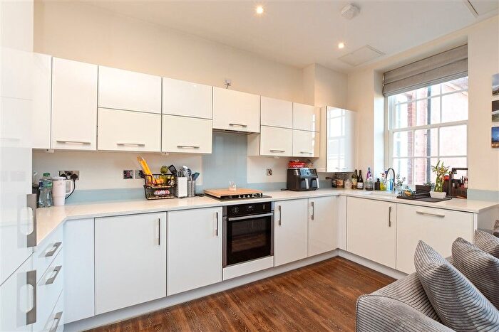 2 Bedroom Flat For Sale In Sherwood Way, Epsom, Surrey, KT19