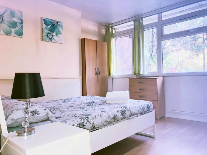 3 Bedroom Maisonette To Rent In Ramsey Street, Bethnal Green, London, E2