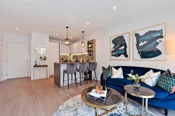 2 Bedroom Flat To Rent In Darjeeling House, Memorial Avenue, Slough, Berkshire, SL1