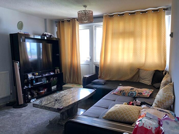 2 Bedroom Flat To Rent In Yeading Lane, Yeading, Hayes, UB4