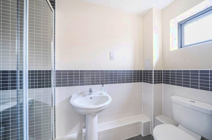 2 Bedroom Flat For Sale In Raven Close, Watford, Hertfordshire, WD18