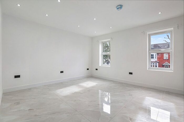 4 Bedroom Flat To Rent In Grosvenor Avenue, Carshalton, SM5