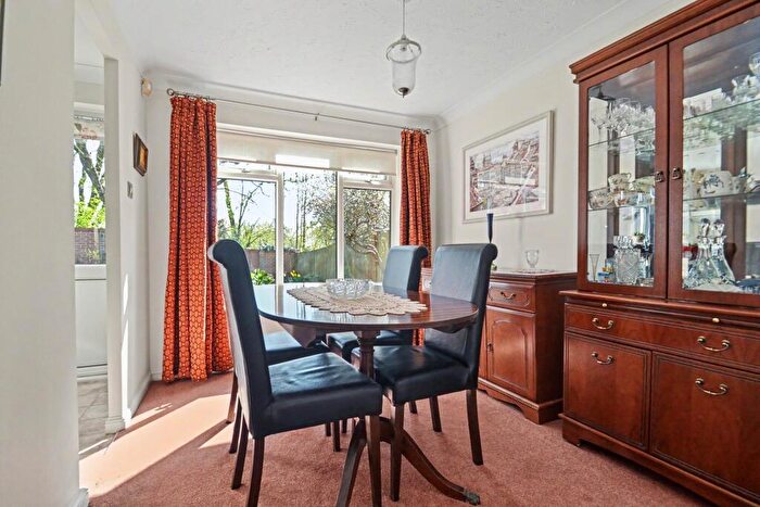 4 Bedroom Detached House For Sale In Broadstone, BH18 - Photo 4
