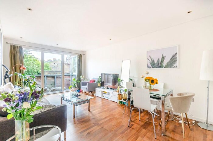 2 Bedroom Flat To Rent In Balham Grove, Balham, London, SW12