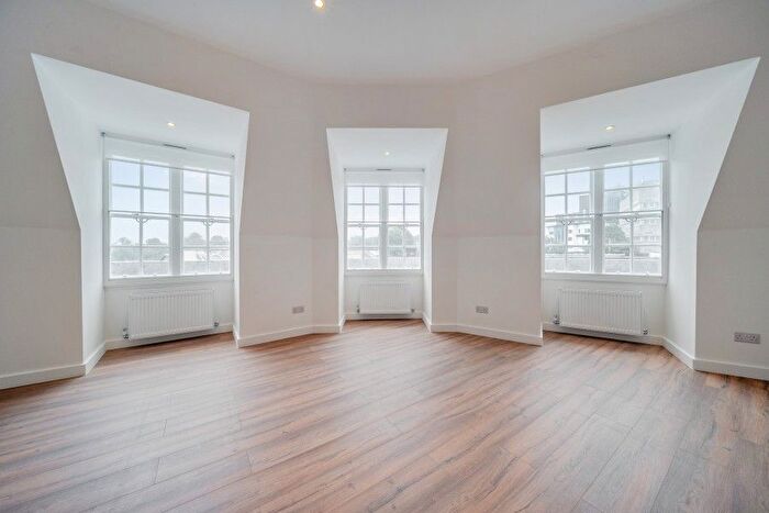 3 Bedroom Flat To Rent In Bank Chambers, Woking, Surrey, GU21