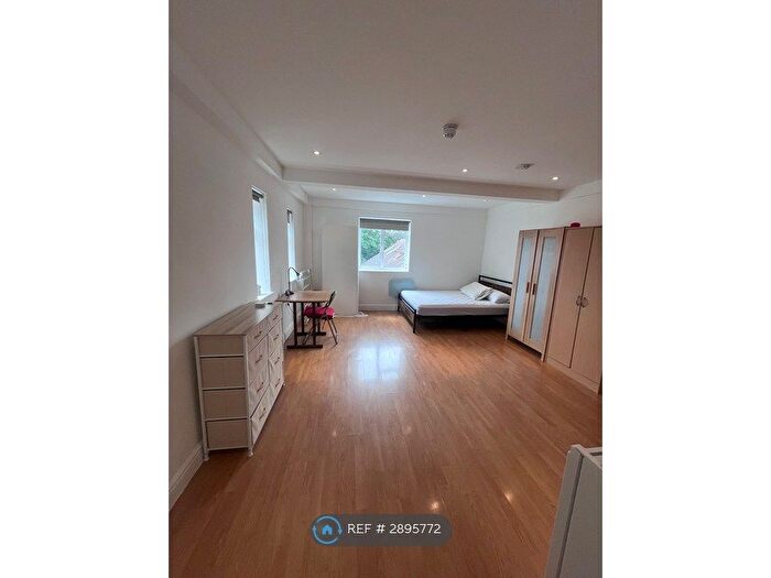 Studio To Rent In London, London, NW4